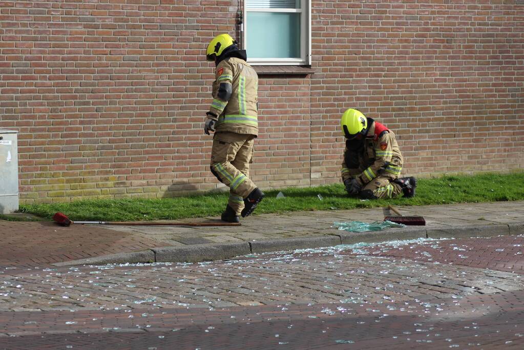 Glasplaten waaien uit pand
