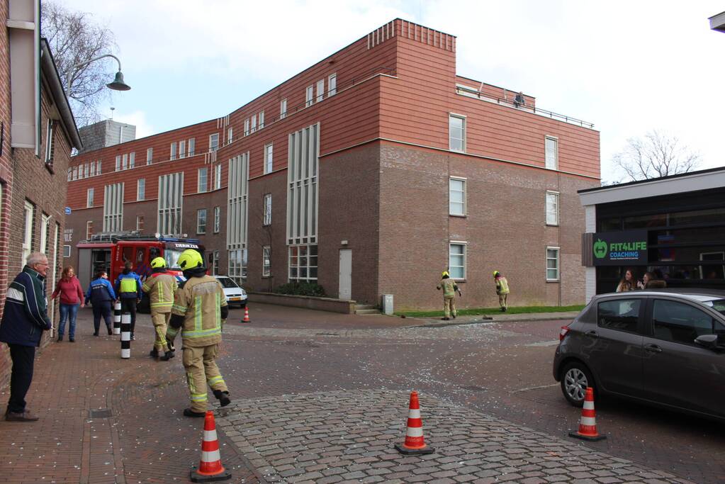 Glasplaten waaien uit pand