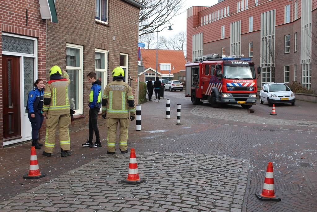 Glasplaten waaien uit pand