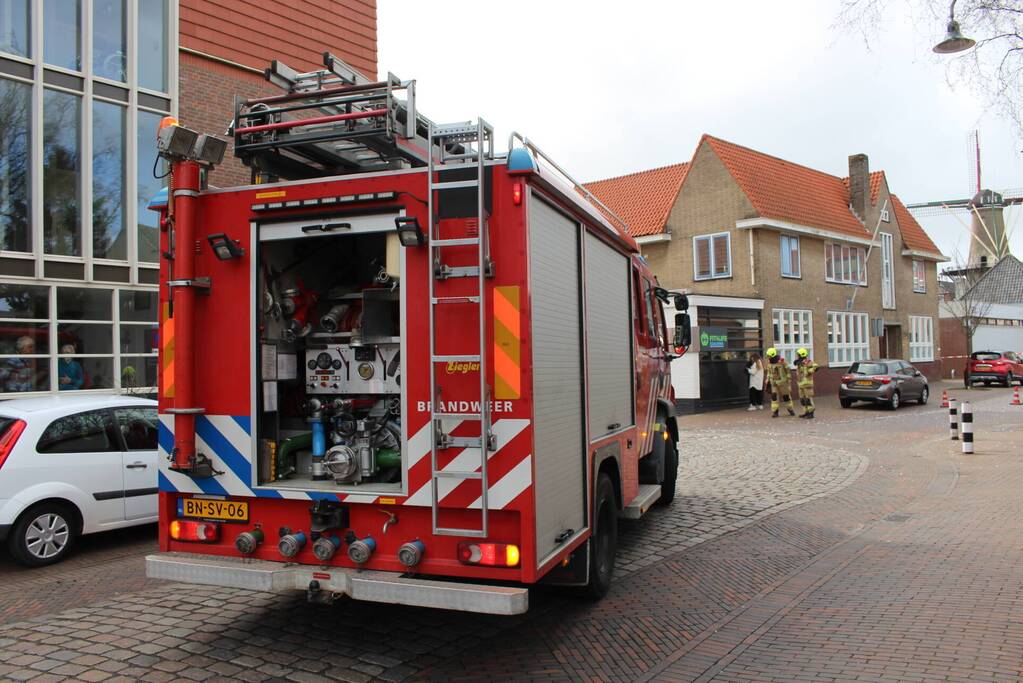 Glasplaten waaien uit pand