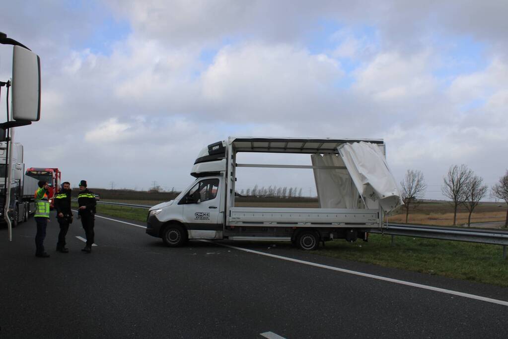 Schade aan bestelbus door harde wind