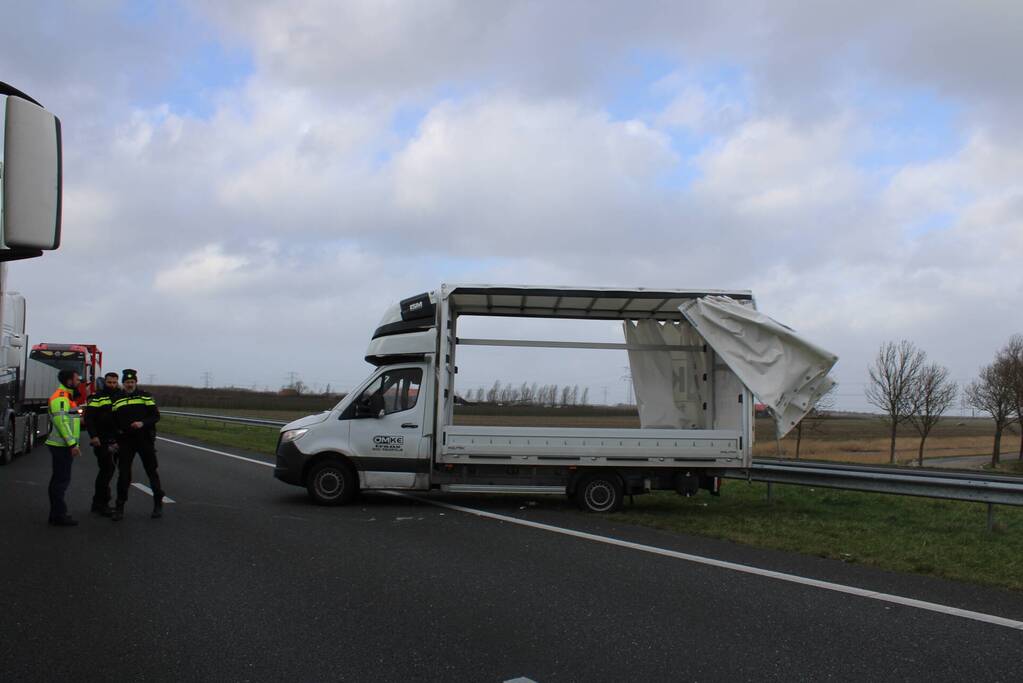 Schade aan bestelbus door harde wind
