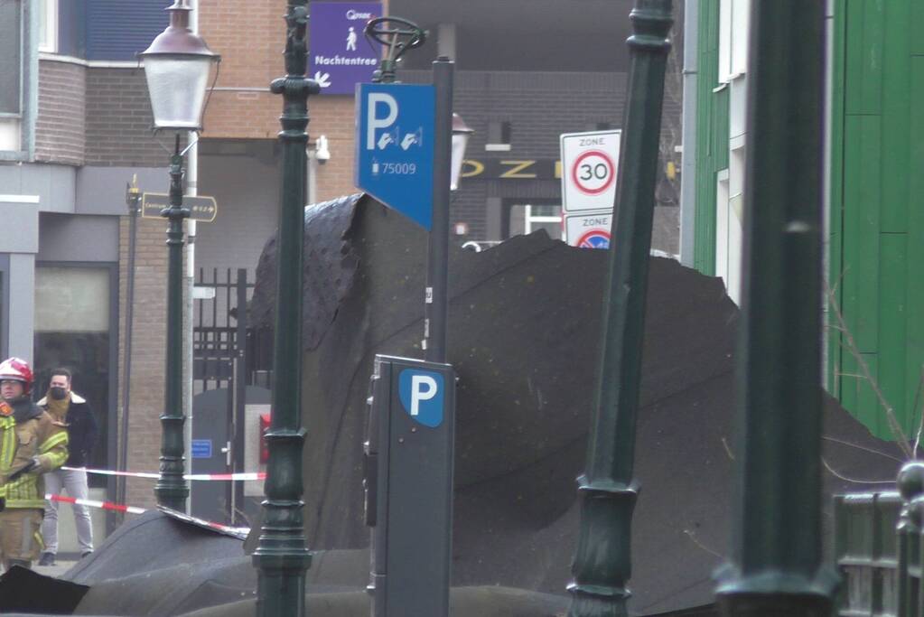 Losgewaaid dak raakte meerdere woningen