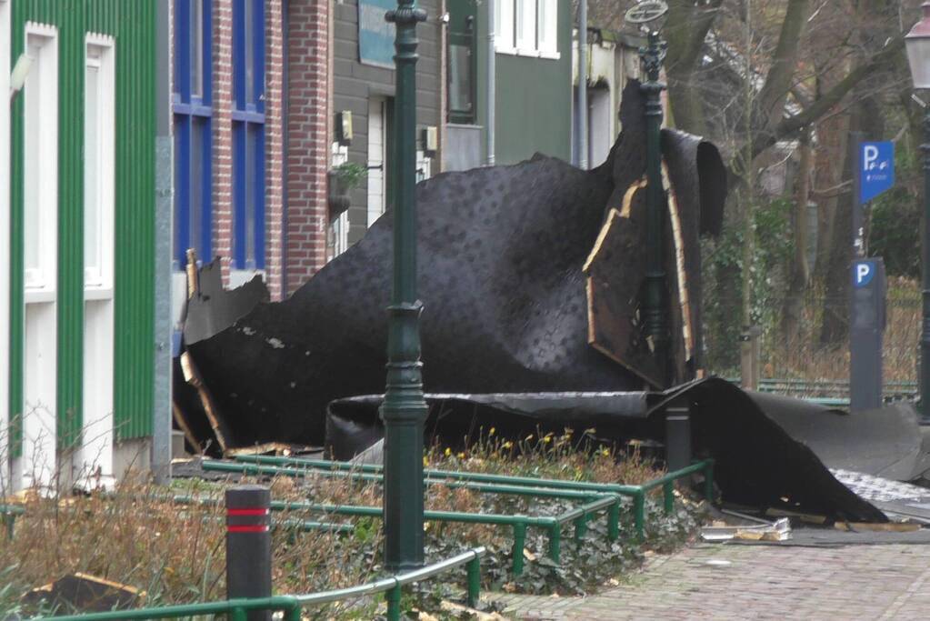 Losgewaaid dak raakte meerdere woningen