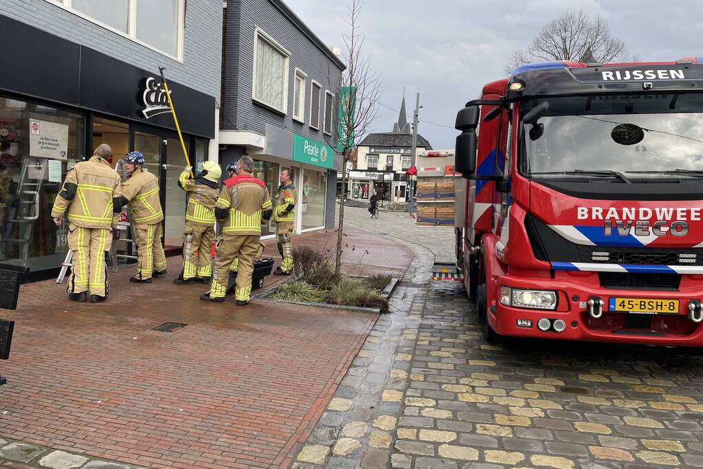 Gevelplaten van winkel laten los door harde wind