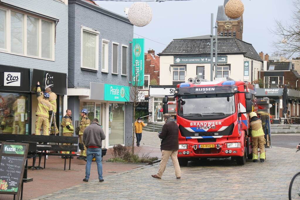 Gevelplaten van winkel laten los door harde wind