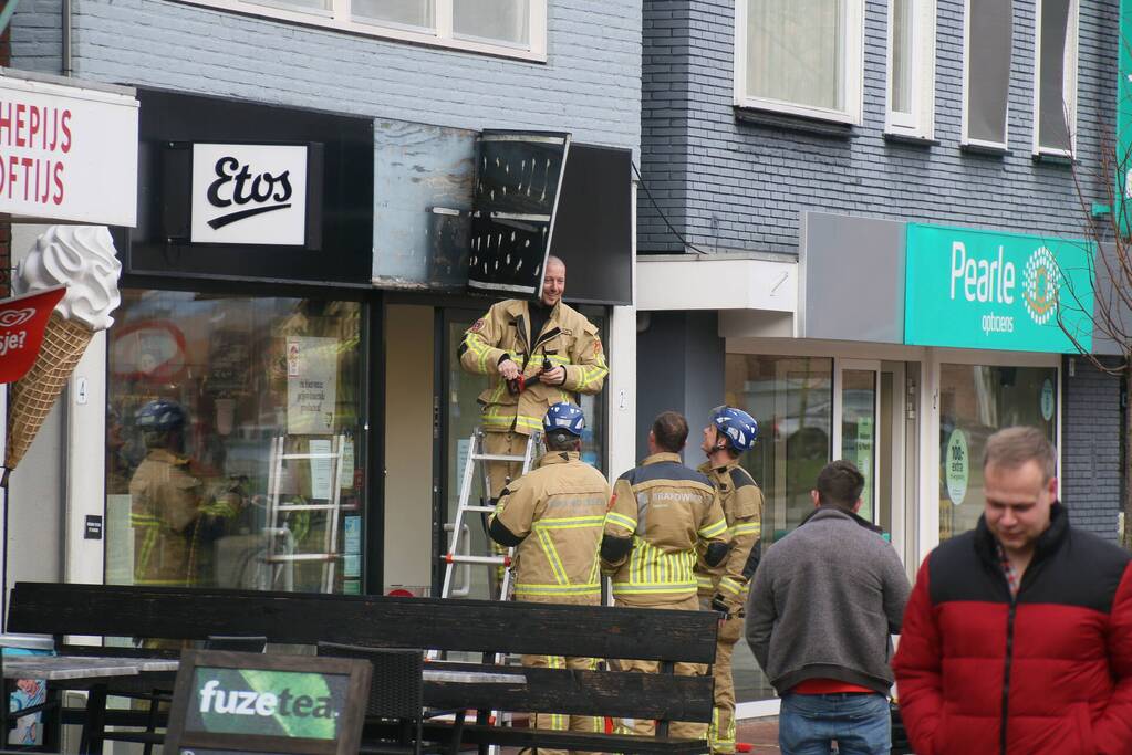 Gevelplaten van winkel laten los door harde wind