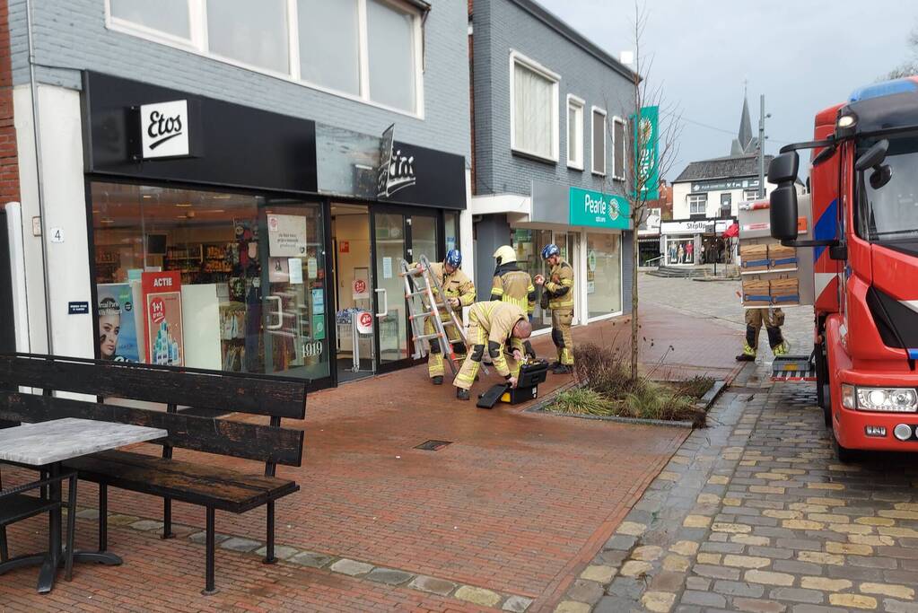 Gevelplaten van winkel laten los door harde wind