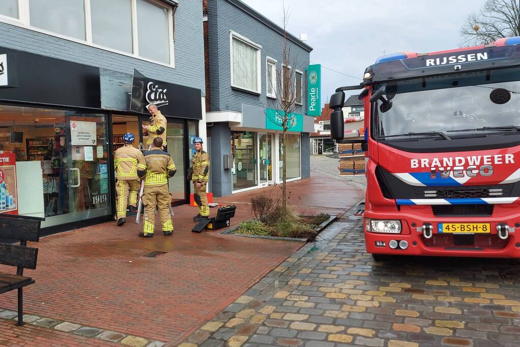 Gevelplaten van winkel laten los door harde wind
