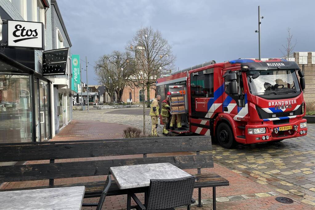 Gevelplaten van winkel laten los door harde wind
