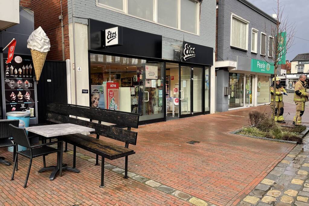 Gevelplaten van winkel laten los door harde wind