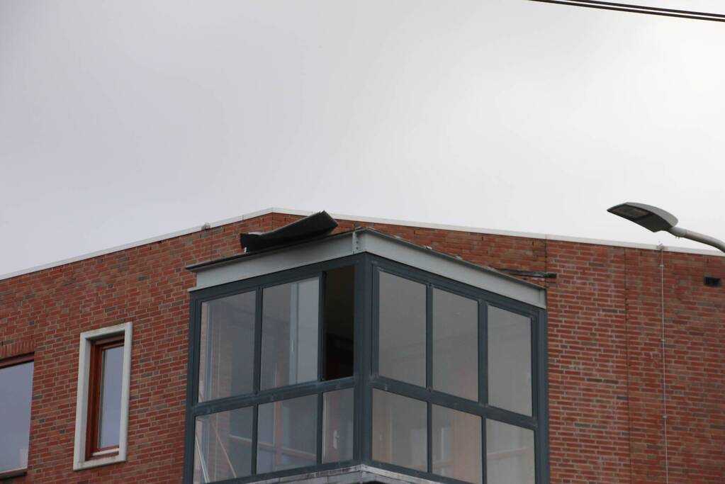 Dakbedekking losgewaaid door storm