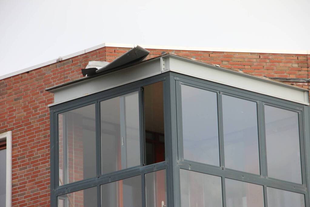 Dakbedekking losgewaaid door storm