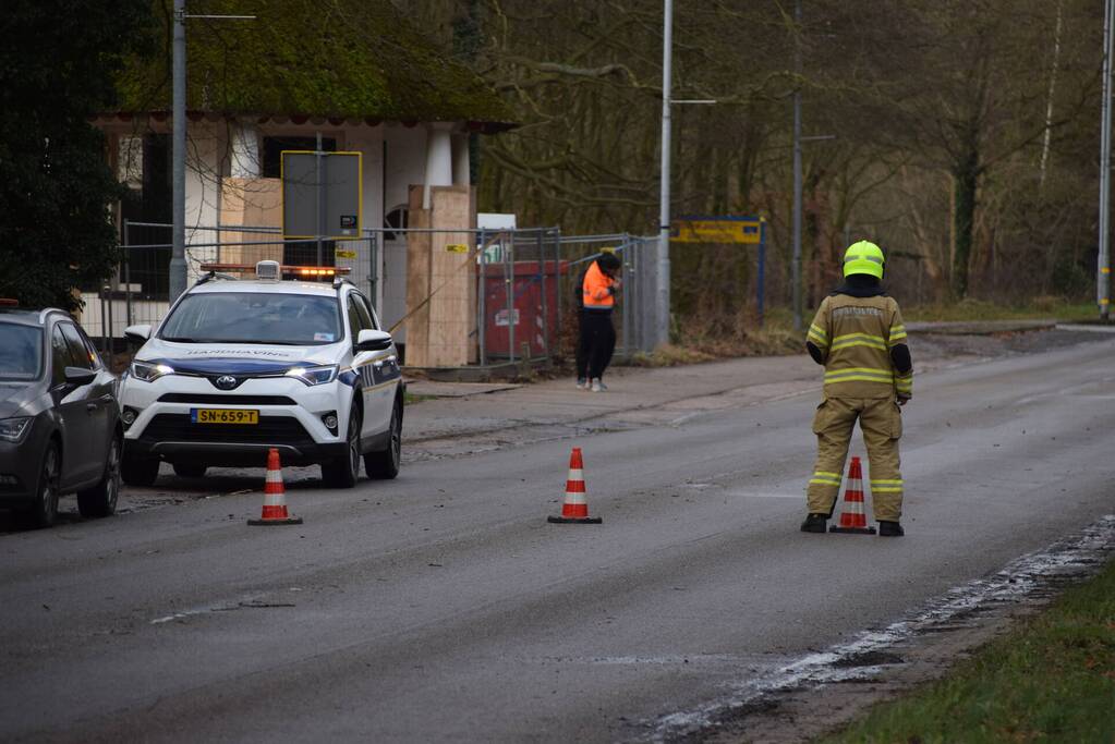 Brandweer laat boom gecontroleerd omvallen