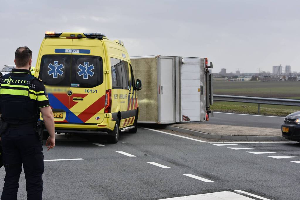 Bestelbus en vrachtwagen waaien om door storm Eunice