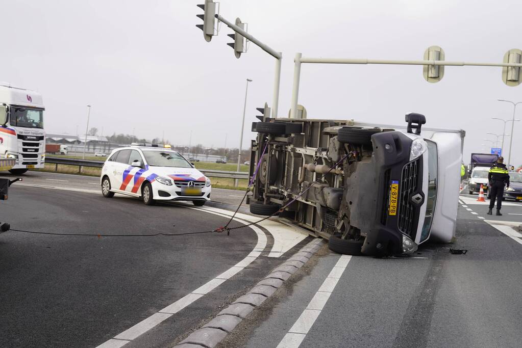 Bestelbus en vrachtwagen waaien om door storm Eunice