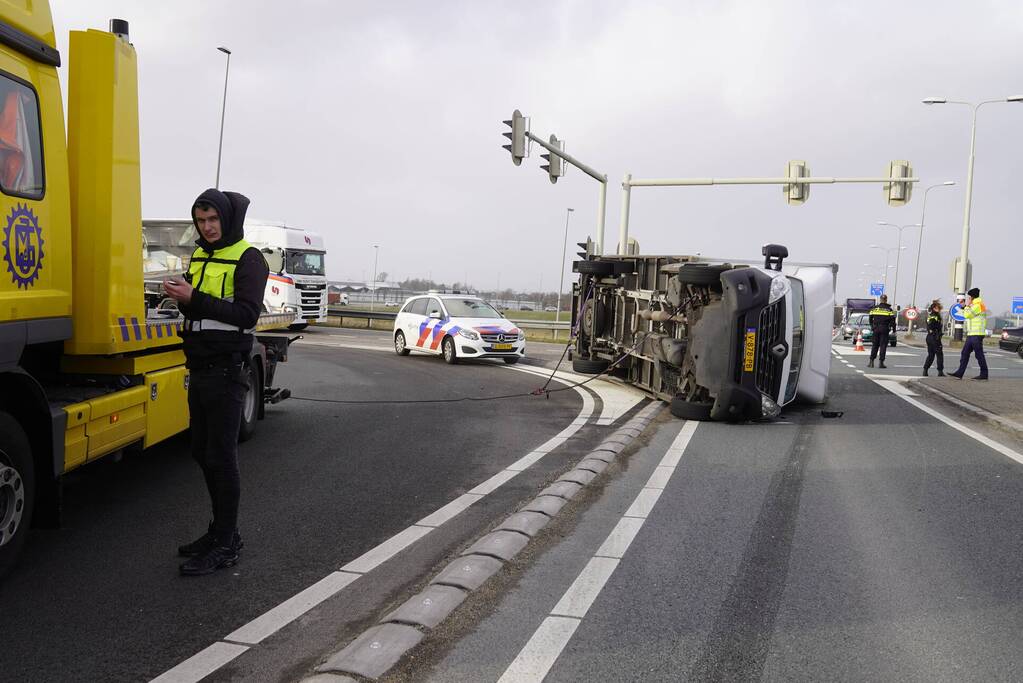 Bestelbus en vrachtwagen waaien om door storm Eunice