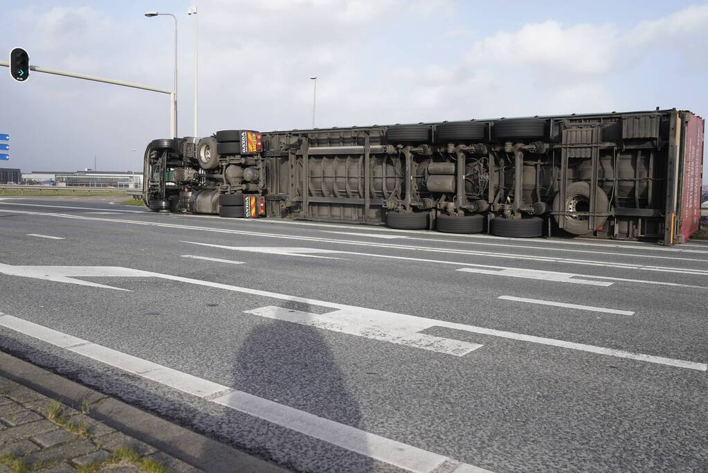 Bestelbus en vrachtwagen waaien om door storm Eunice