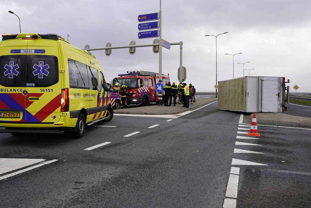 Bestelbus en vrachtwagen waaien om door storm Eunice