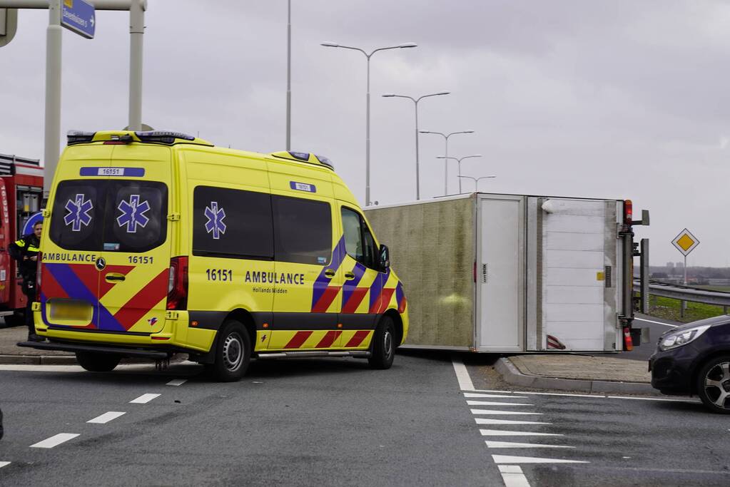 Bestelbus en vrachtwagen waaien om door storm Eunice