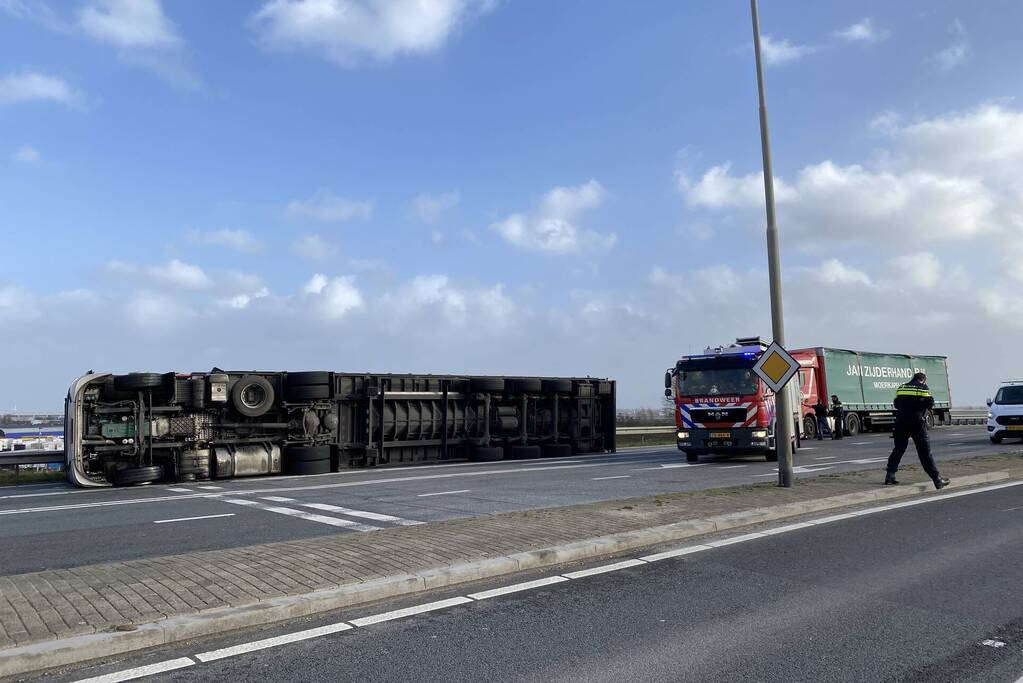 Bestelbus en vrachtwagen waaien om door storm Eunice