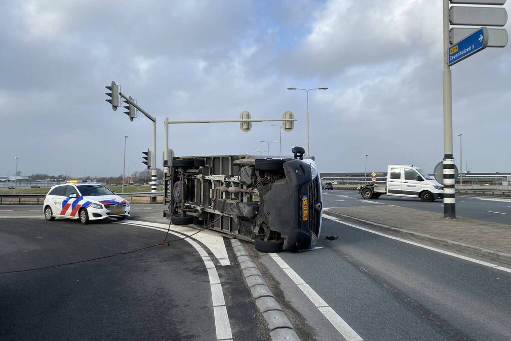 Bestelbus en vrachtwagen waaien om door storm Eunice