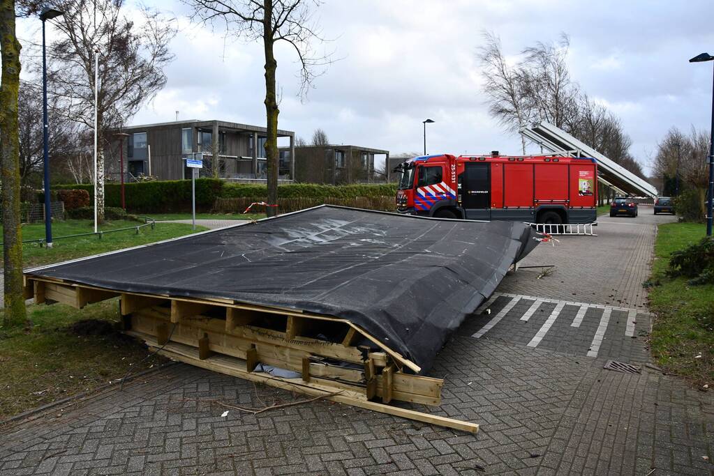 Overkapping van wellnessruimte weggewaaid