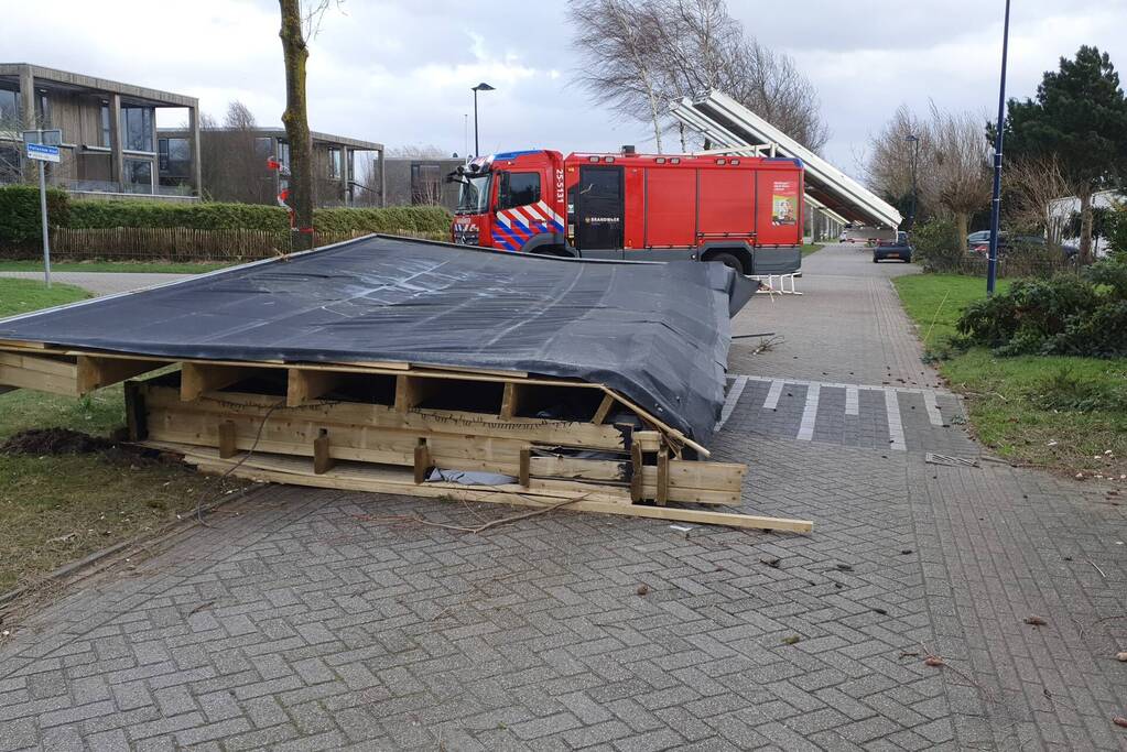 Overkapping van wellnessruimte weggewaaid