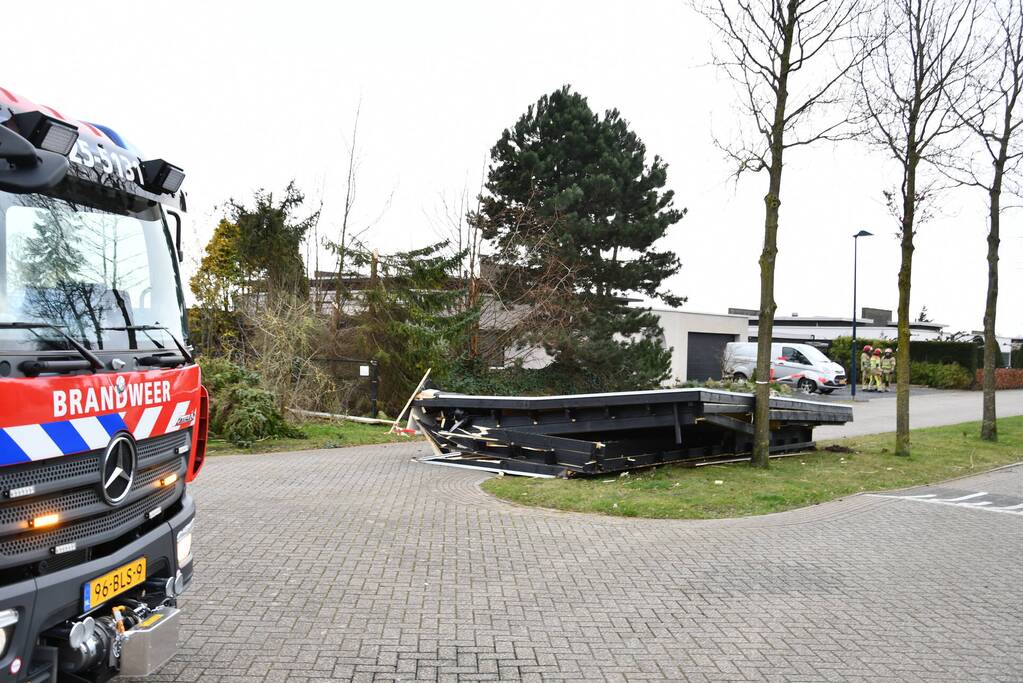 Overkapping van wellnessruimte weggewaaid