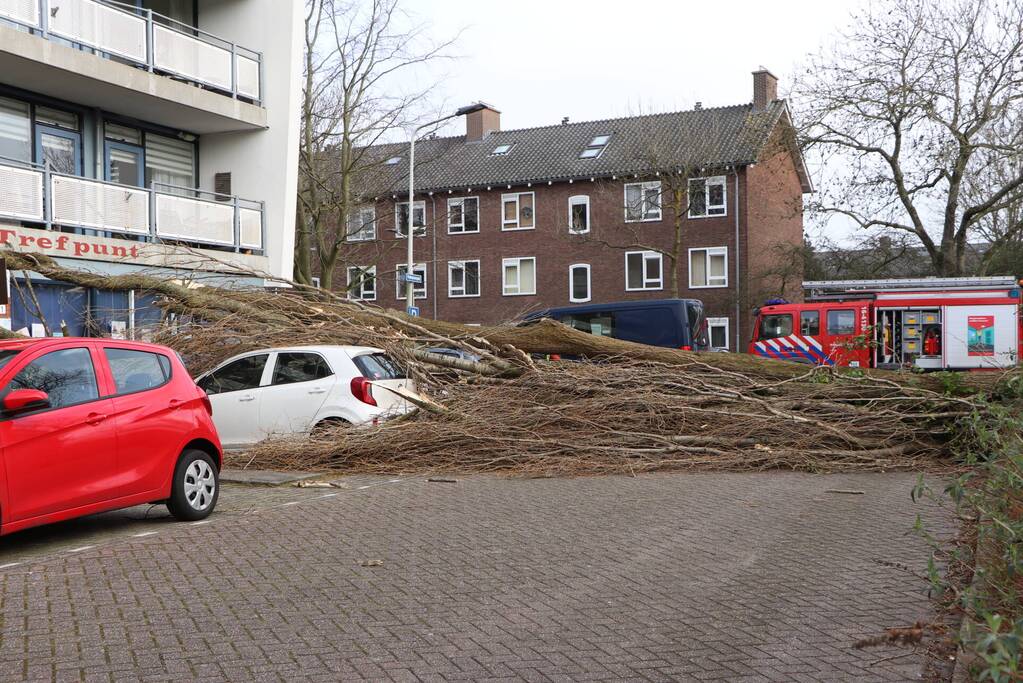 Veel schade aan flat door storm