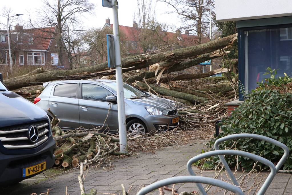 Veel schade aan flat door storm