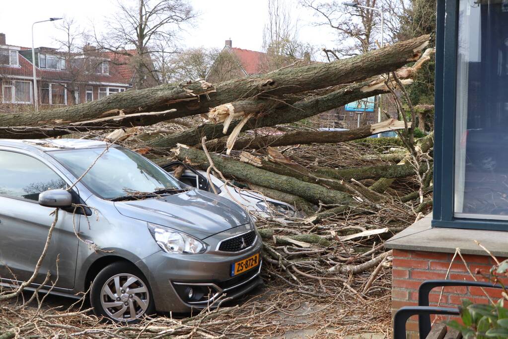 Veel schade aan flat door storm