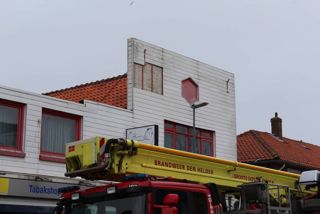 Gevelbeplating laat los van pand