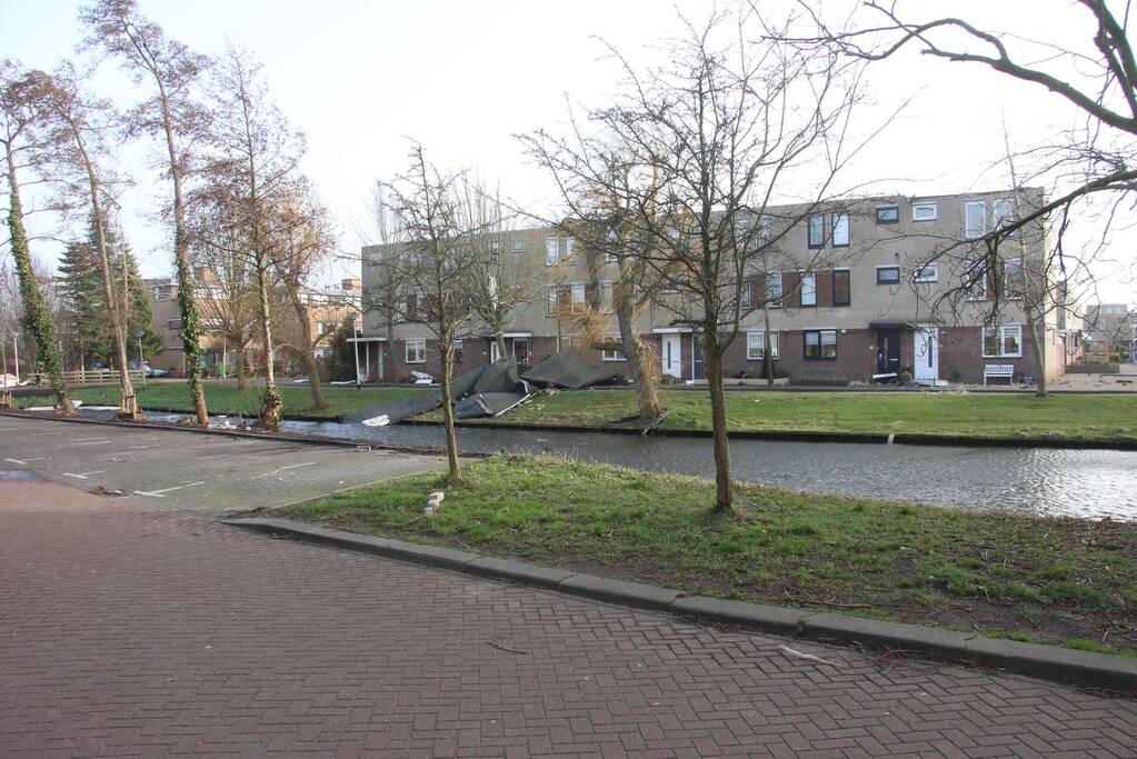 Dak waait van woning