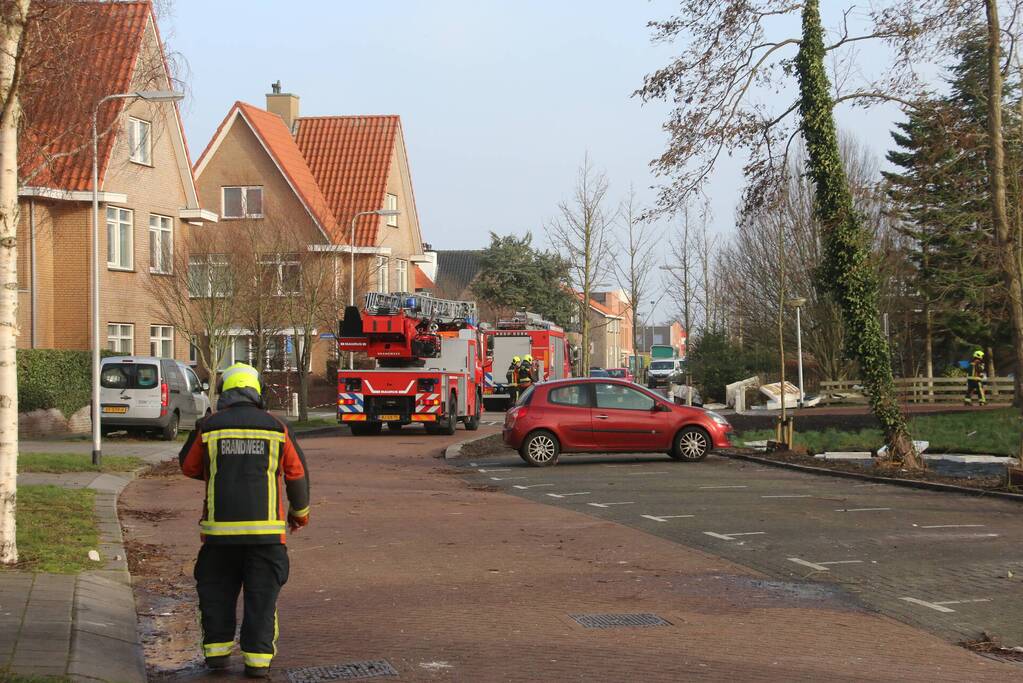 Dak waait van woning