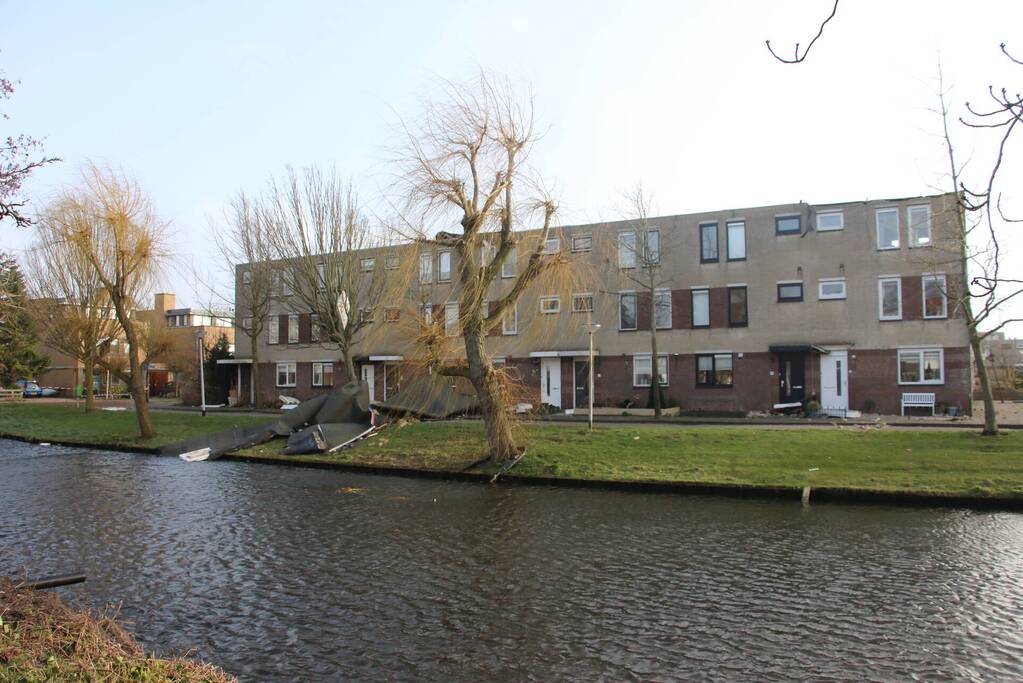 Dak waait van woning