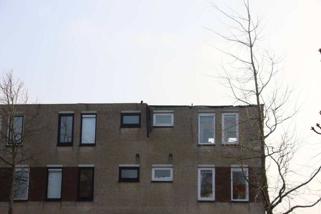 Dak waait van woning