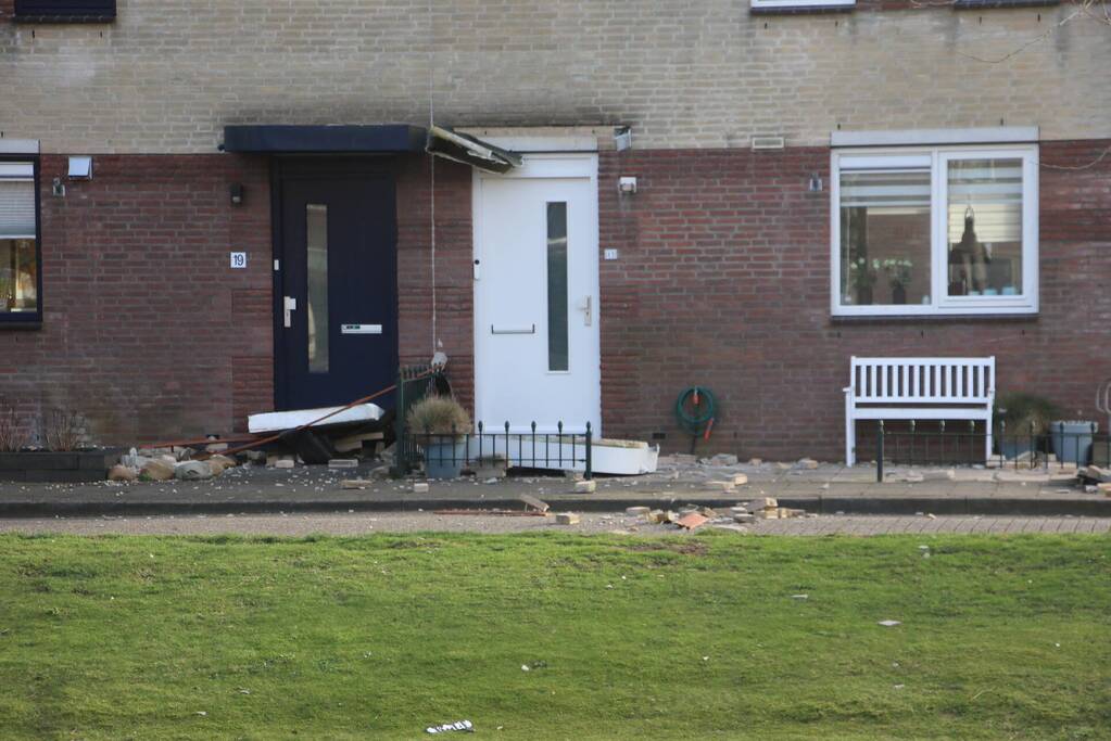 Dak waait van woning