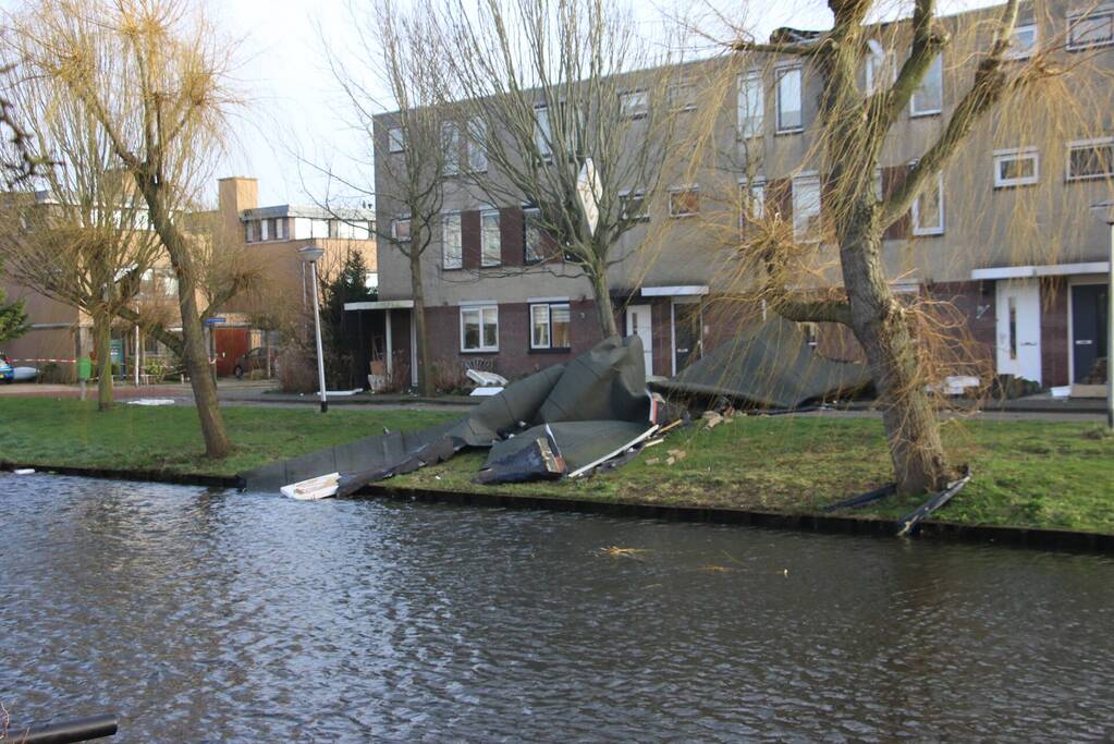 Dak waait van woning