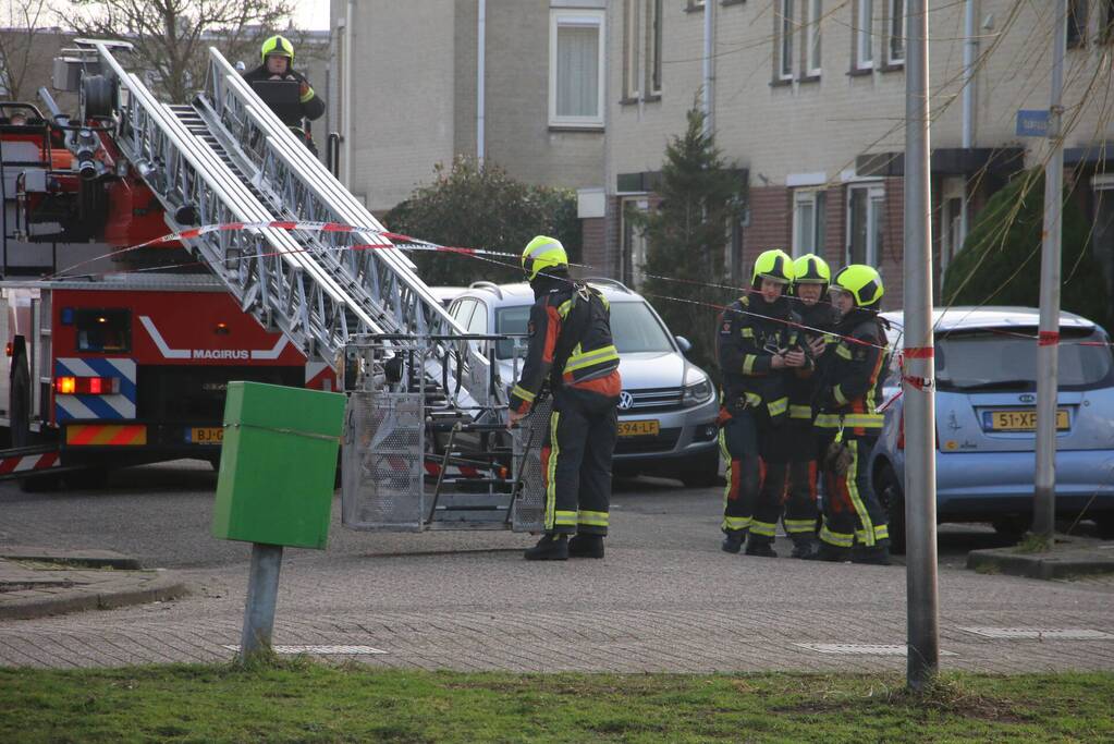 Dak waait van woning