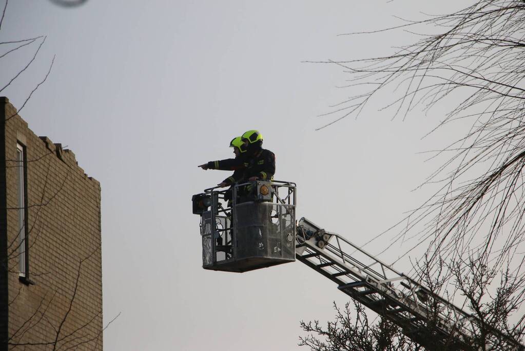 Dak waait van woning