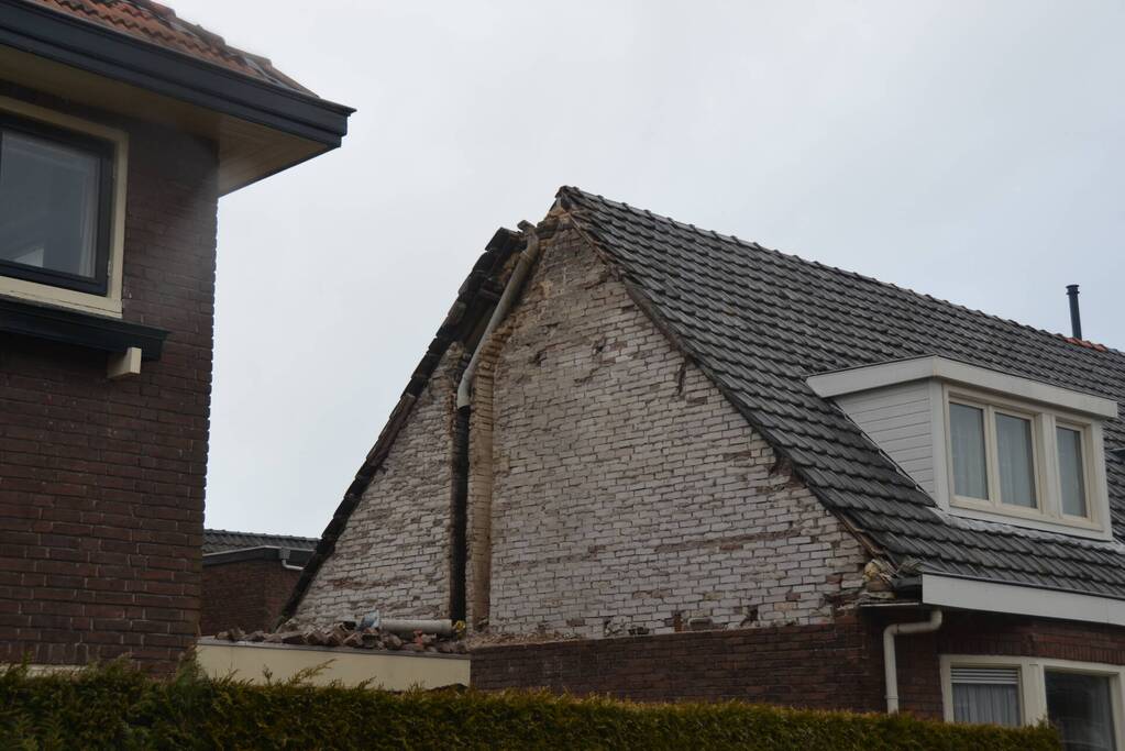 Gevel waait van woning