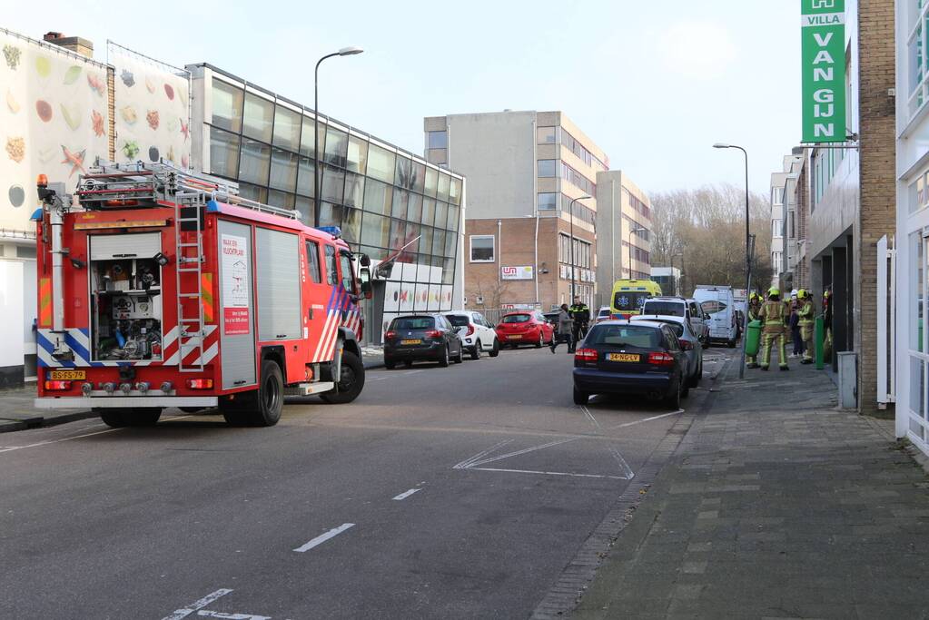 Twee gewonden nadat gevelbeplating loswaait