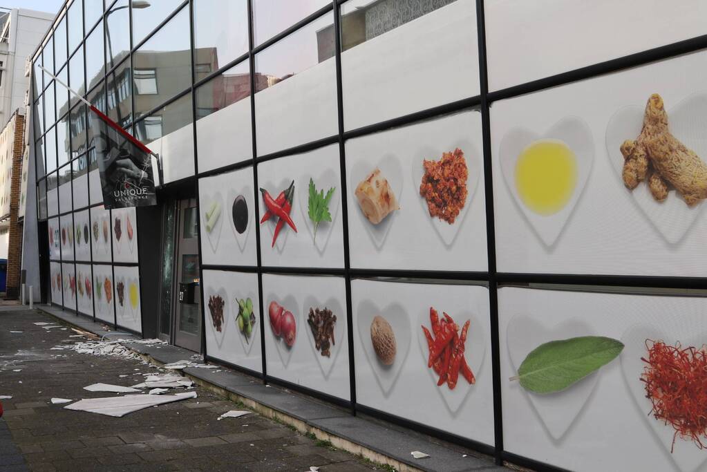 Twee gewonden nadat gevelbeplating loswaait