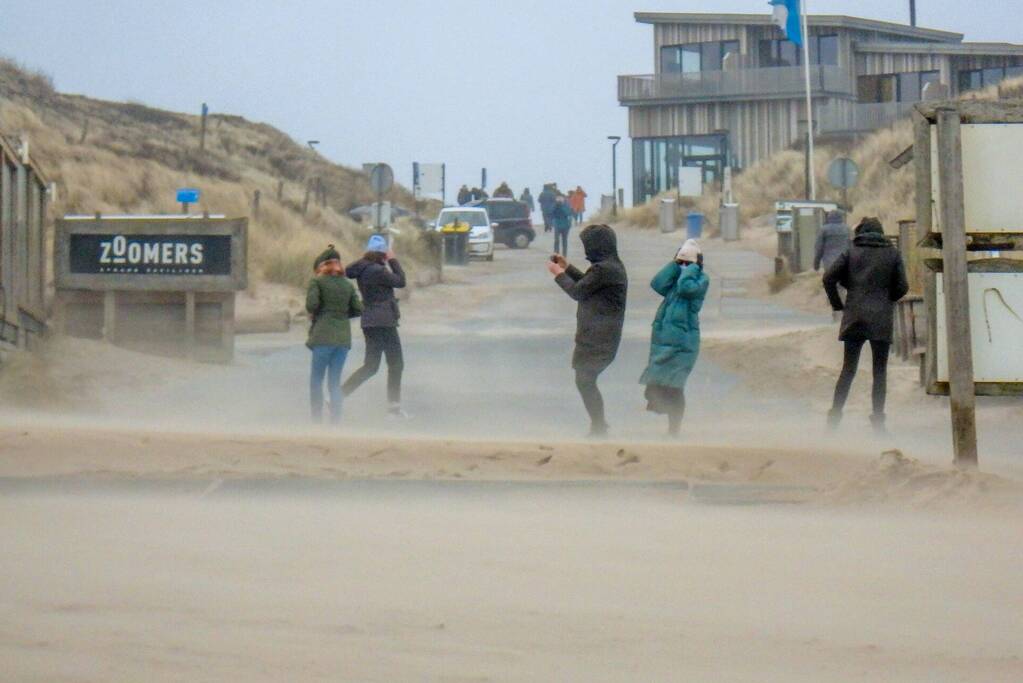 Zware storm veel bezoekers naar het strand