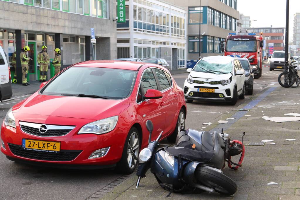 Twee gewonden nadat gevelbeplating loswaait