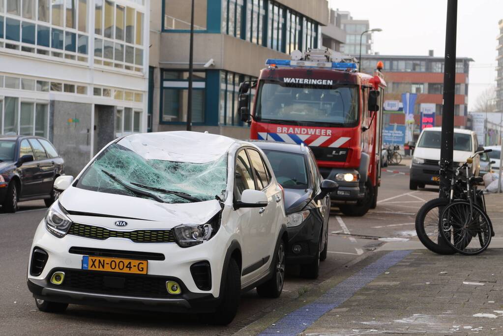 Twee gewonden nadat gevelbeplating loswaait