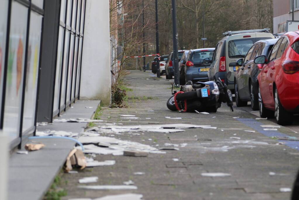 Twee gewonden nadat gevelbeplating loswaait