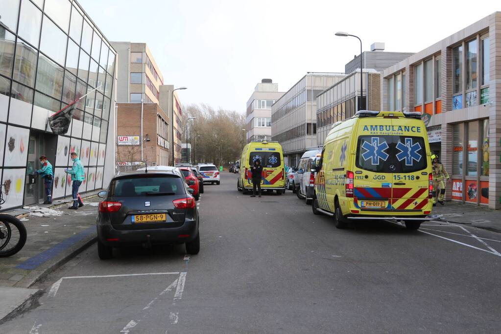 Twee gewonden nadat gevelbeplating loswaait