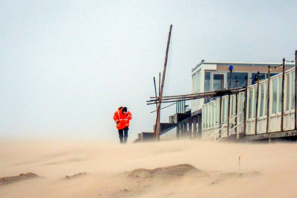 Zware storm veel bezoekers naar het strand